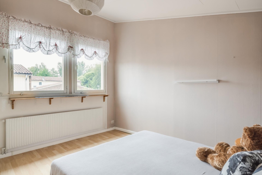 Sällsynt chans – eftertraktad radhusfemma med fyra sovrum och två uteplatser i populära Tegelhagen!