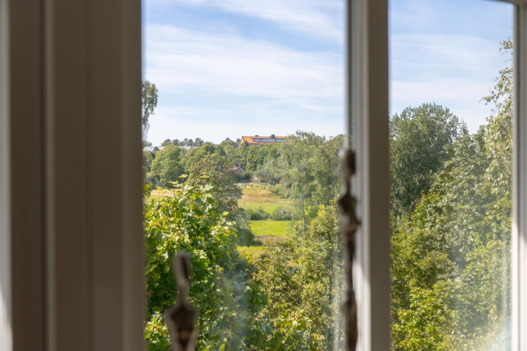 Rymlig, charmig & putsad 40-talsvilla byggd i vinkel. Privat & insynsskyddat läge vid naturreservat.