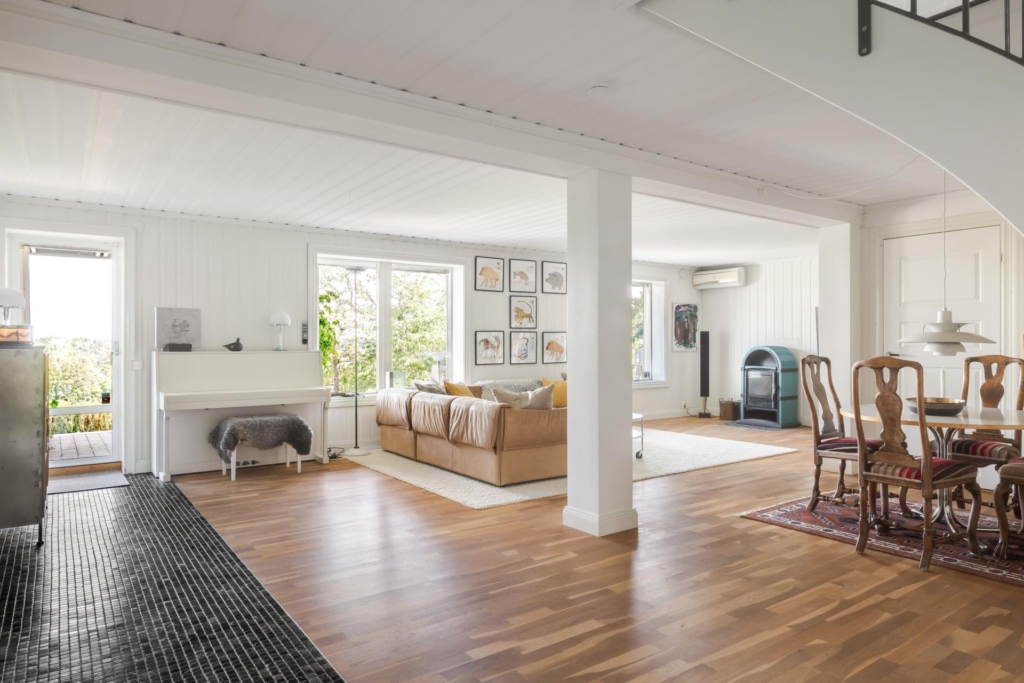 Högt belägen villa med vidsträckt utsikt och pool