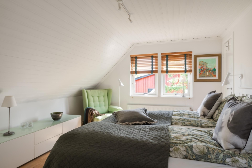 Högt belägen villa med vidsträckt utsikt och pool