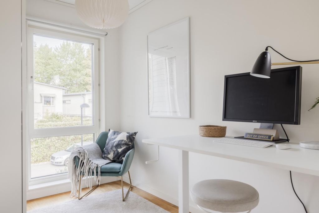 Stilrent och välplanerat familjehem med soligt söderläge och naturnära känsla