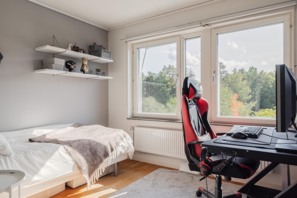 Stilrent och välplanerat familjehem med soligt söderläge och naturnära känsla
