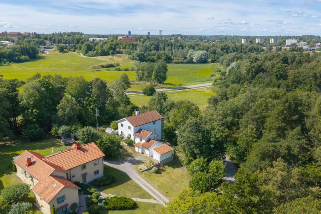 Rymlig, charmig & putsad 40-talsvilla byggd i vinkel. Privat & insynsskyddat läge vid naturreservat.