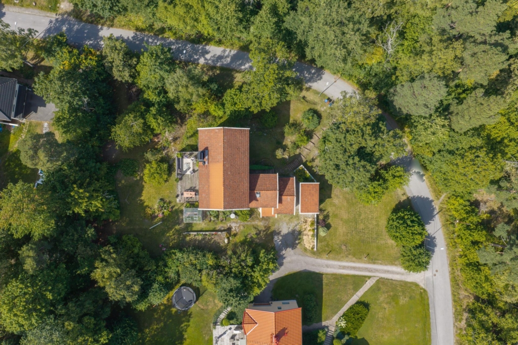 Rymlig, charmig & putsad 40-talsvilla byggd i vinkel. Privat & insynsskyddat läge vid naturreservat.