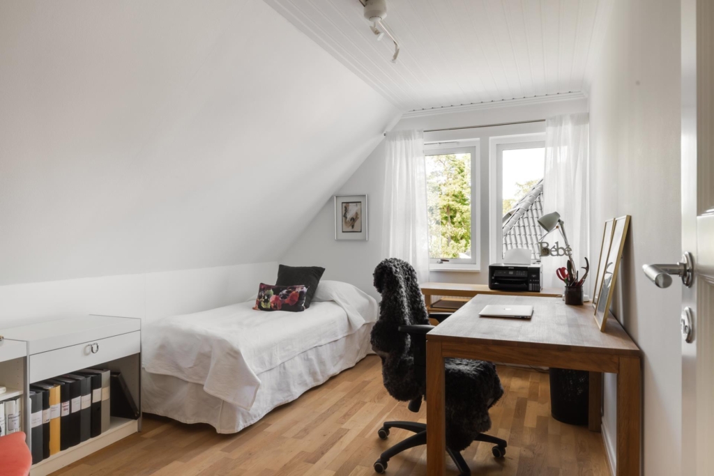 Högt belägen villa med vidsträckt utsikt och pool