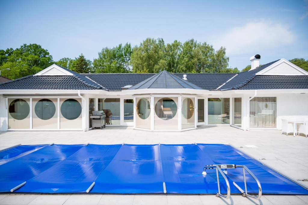 Unik och väl omhändertagen enplansvilla med privat pool, spabad och genomarbetade materialval