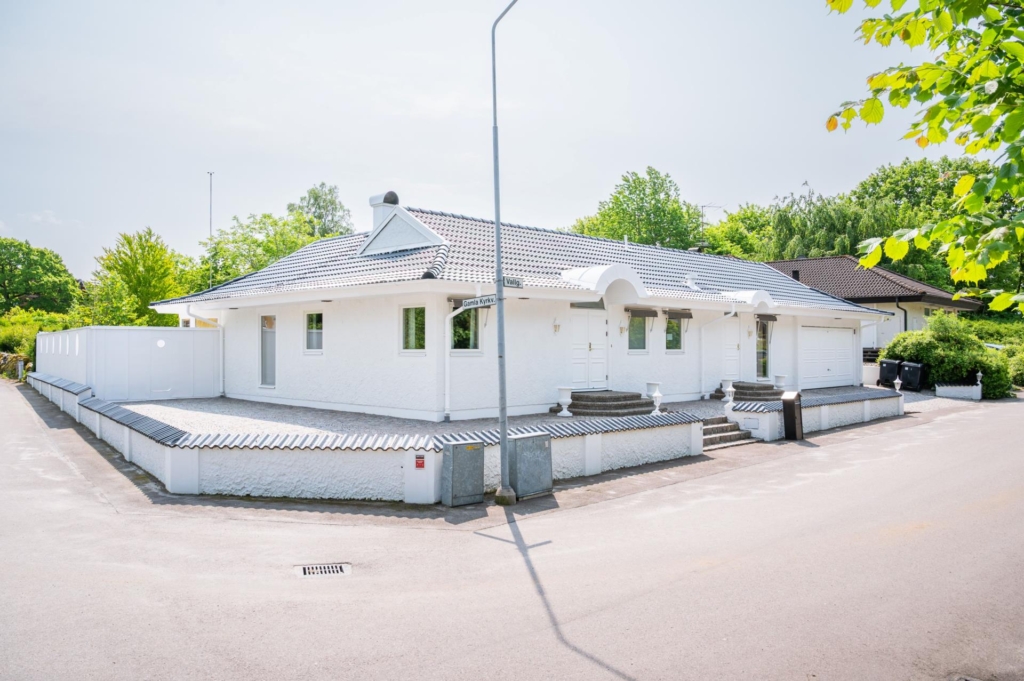 Unik och väl omhändertagen enplansvilla med privat pool, spabad och genomarbetade materialval