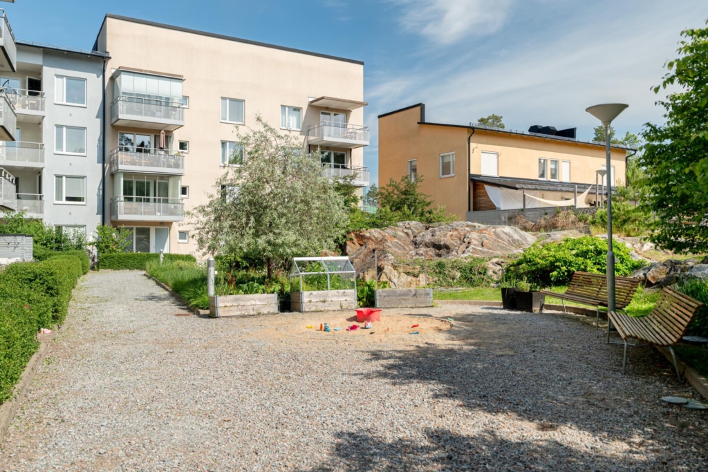 Drömfyra med 30 kvm terrass i barnvänliga Silverdal