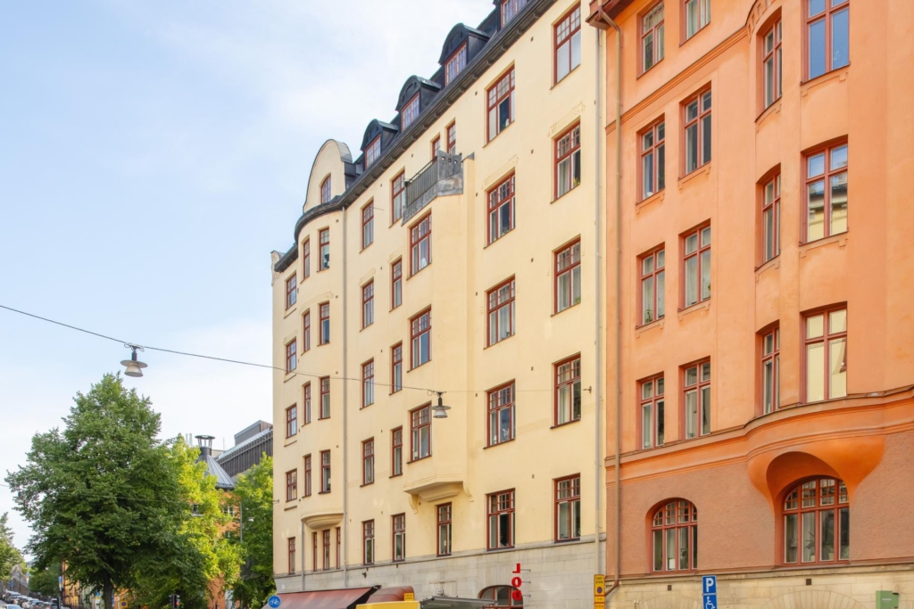 Sekelskiftesdröm i hjärtat av Kungsholmen – balkong, takhöjd och tidlös elegans