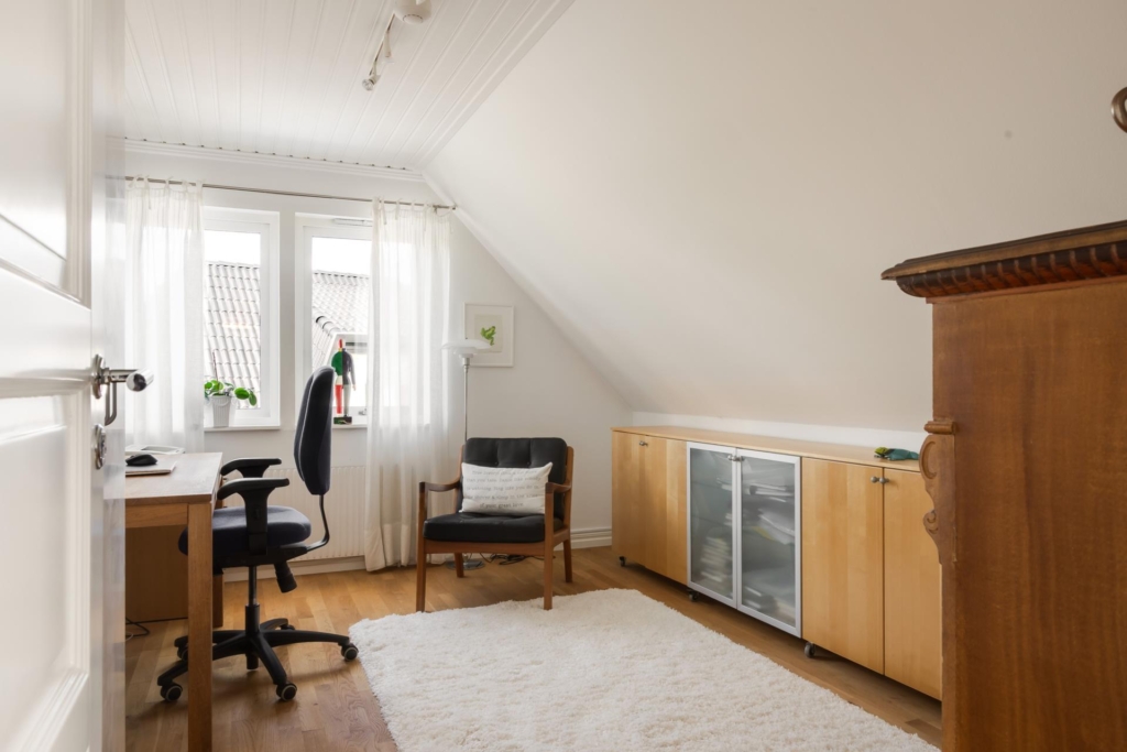 Högt belägen villa med vidsträckt utsikt och pool