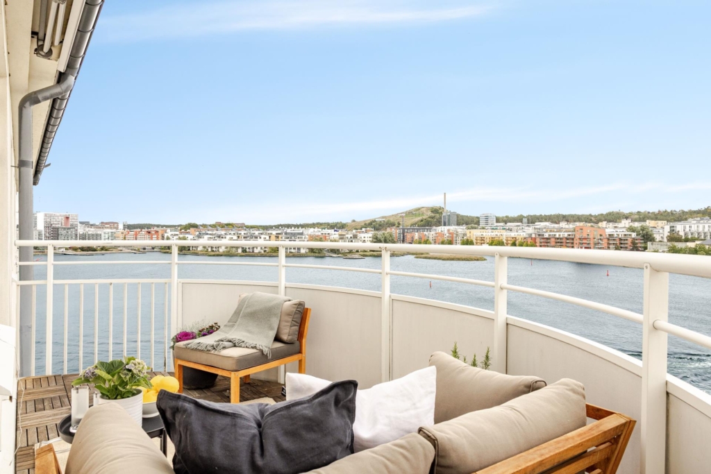 Fantastisk utsikt över Hammarby sjö! Två balkonger med sol hela dagen.