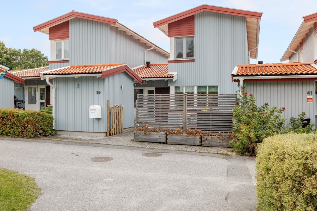 Trivsamt radhus med inglasat uterum och mysiga uteplatser på båda sidor