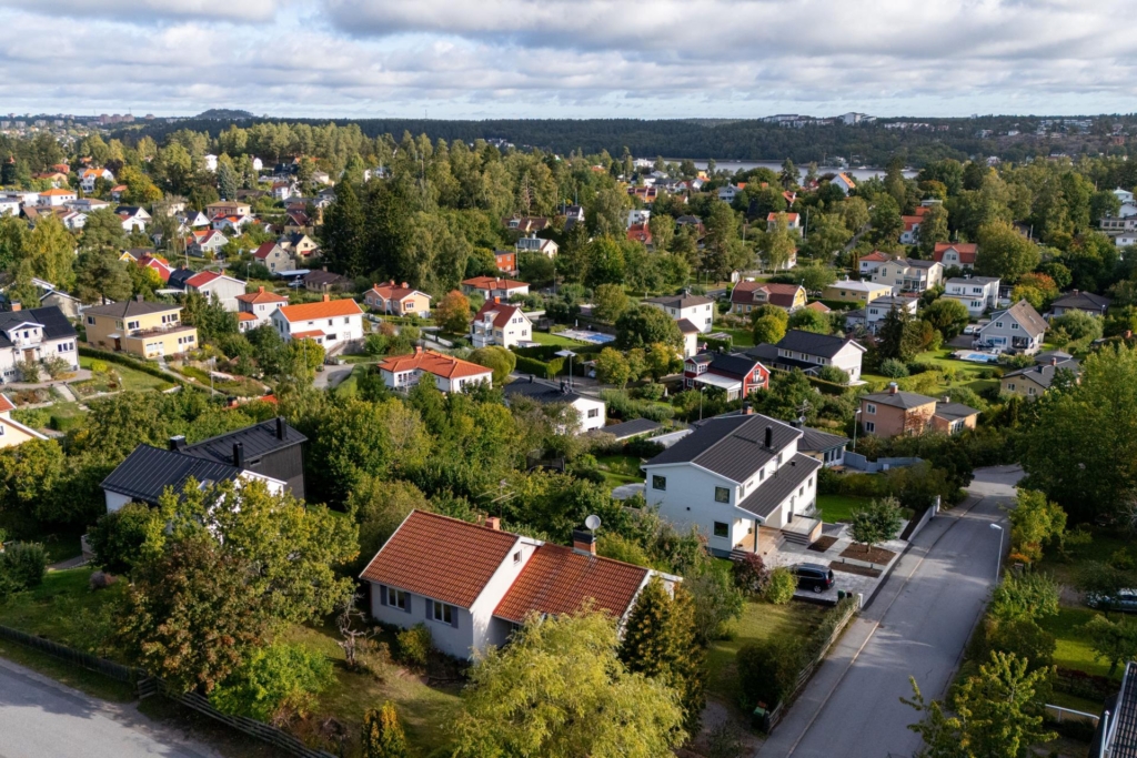 Charmig 50-talsvilla i hjärtat av Edsviken – Stor och solig hörntomt!