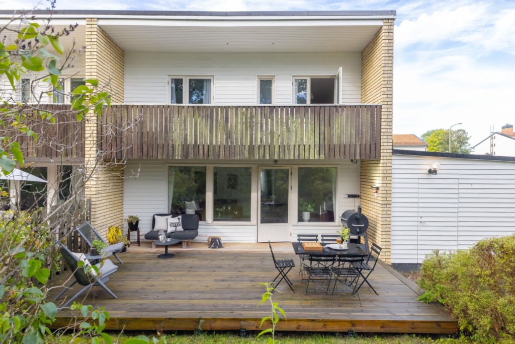 Renoverat radhus i toppskick med moderna badrum & kök. Skyddat läge mot parkliknande allmänning.