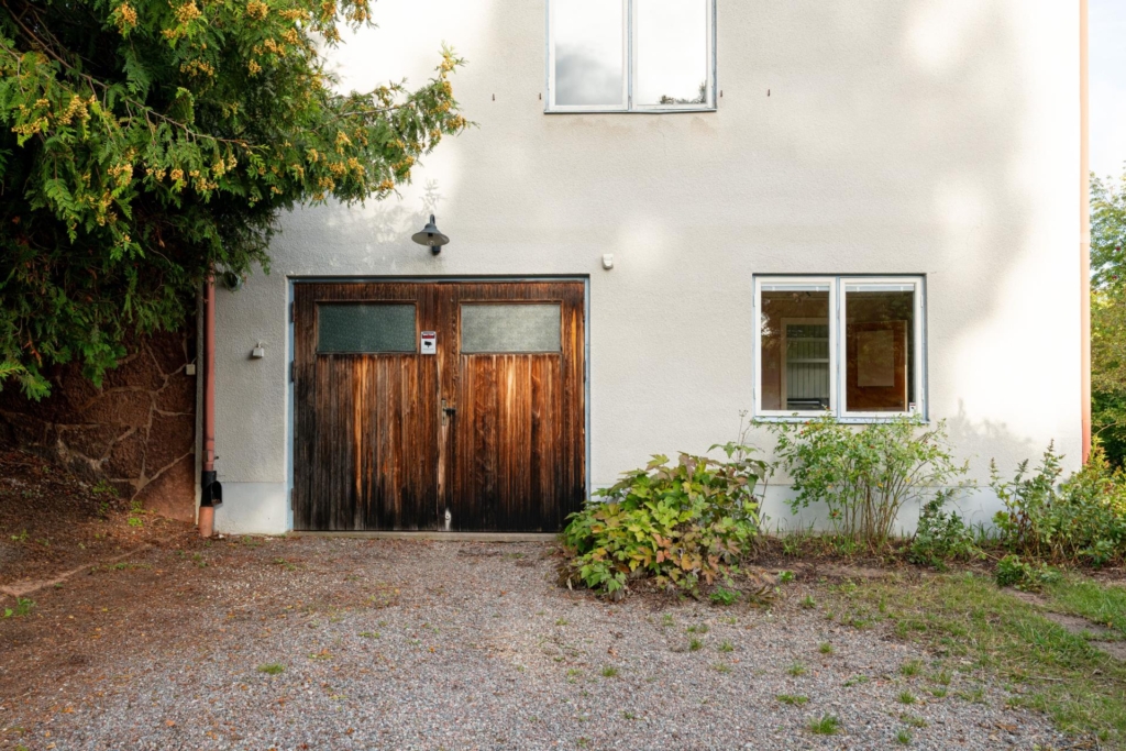 Charmig 50-talsvilla i hjärtat av Edsviken – Stor och solig hörntomt!