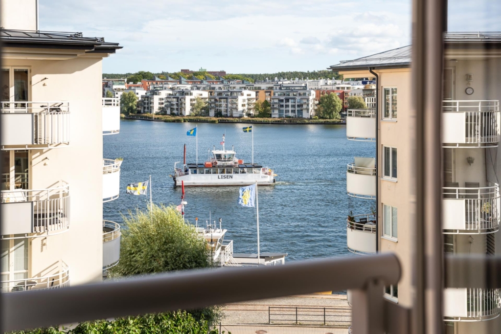 Högt läge med utsikt över vattnet. Balkong med kvällssol. Boende för 50+