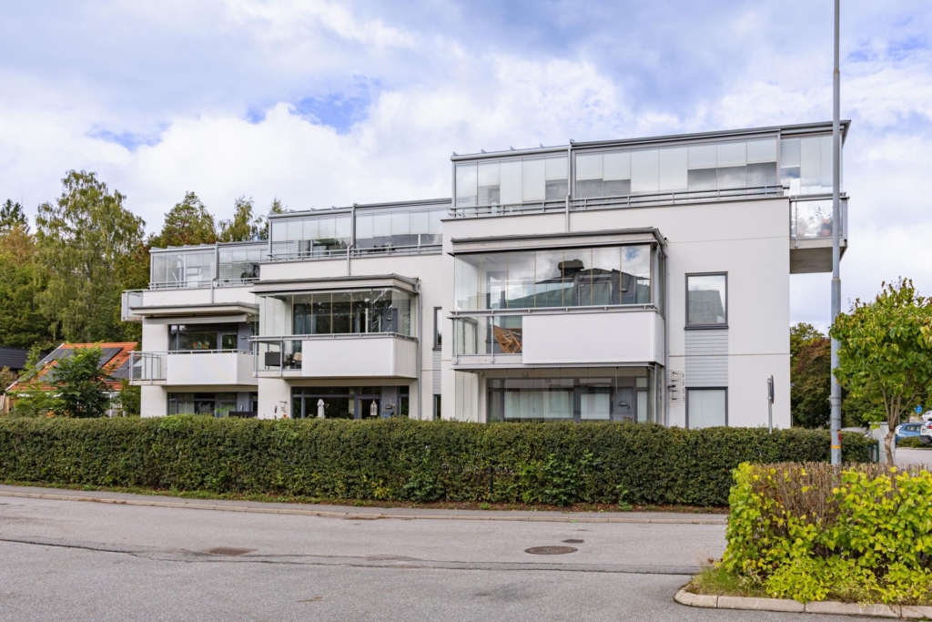 Ljus tvåa med generösa sällskapsytor och stor inglasad balkong i sydöstläge!