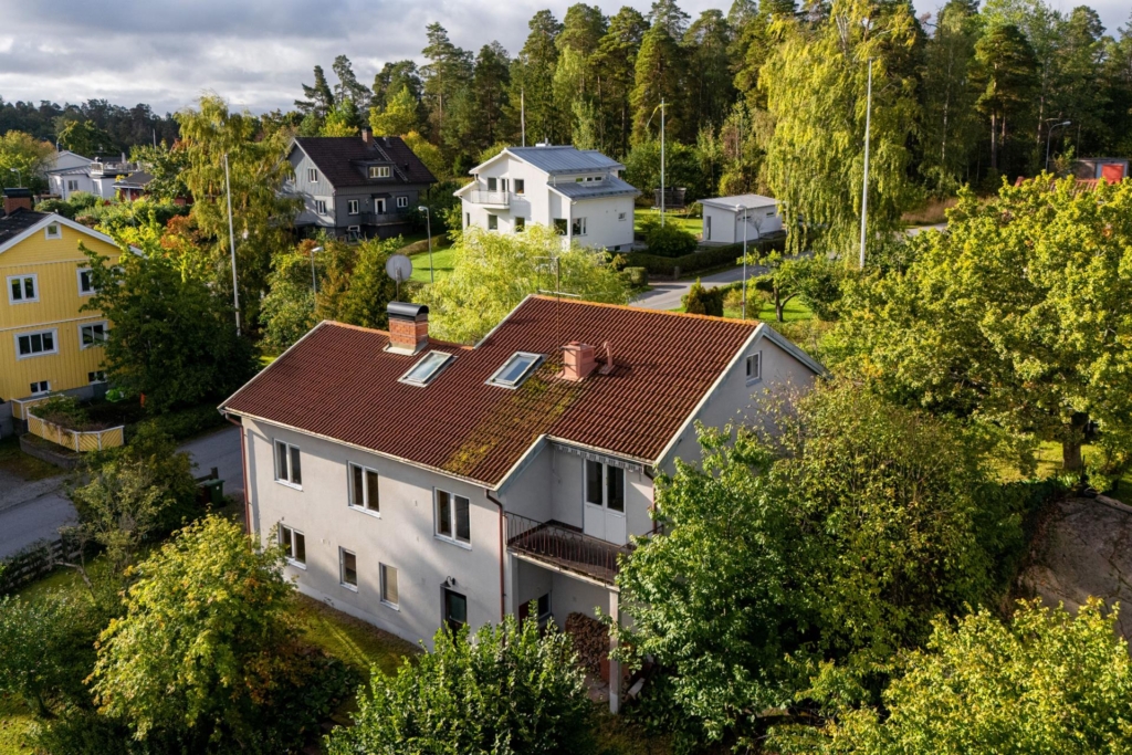 Charmig 50-talsvilla i hjärtat av Edsviken – Stor och solig hörntomt!