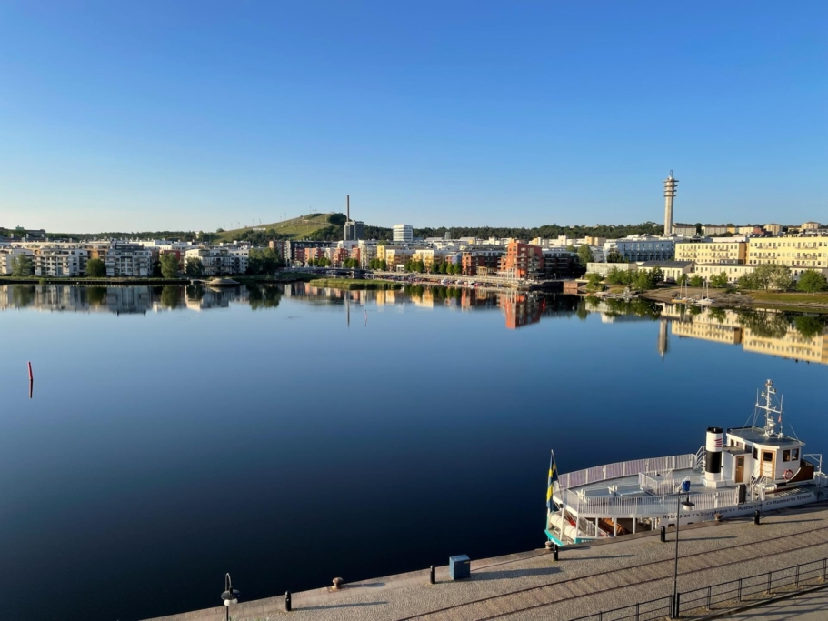 Fantastisk utsikt över Hammarby sjö! Två balkonger med sol hela dagen.