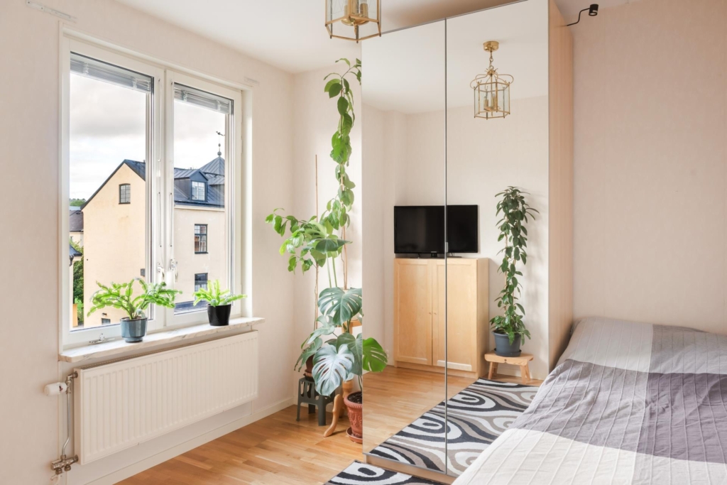 Högt läge med utsikt över vattnet. Balkong med kvällssol. Boende för 50+