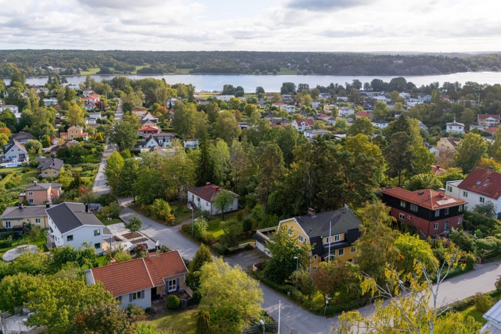 Charmig 50-talsvilla i hjärtat av Edsviken – Stor och solig hörntomt!
