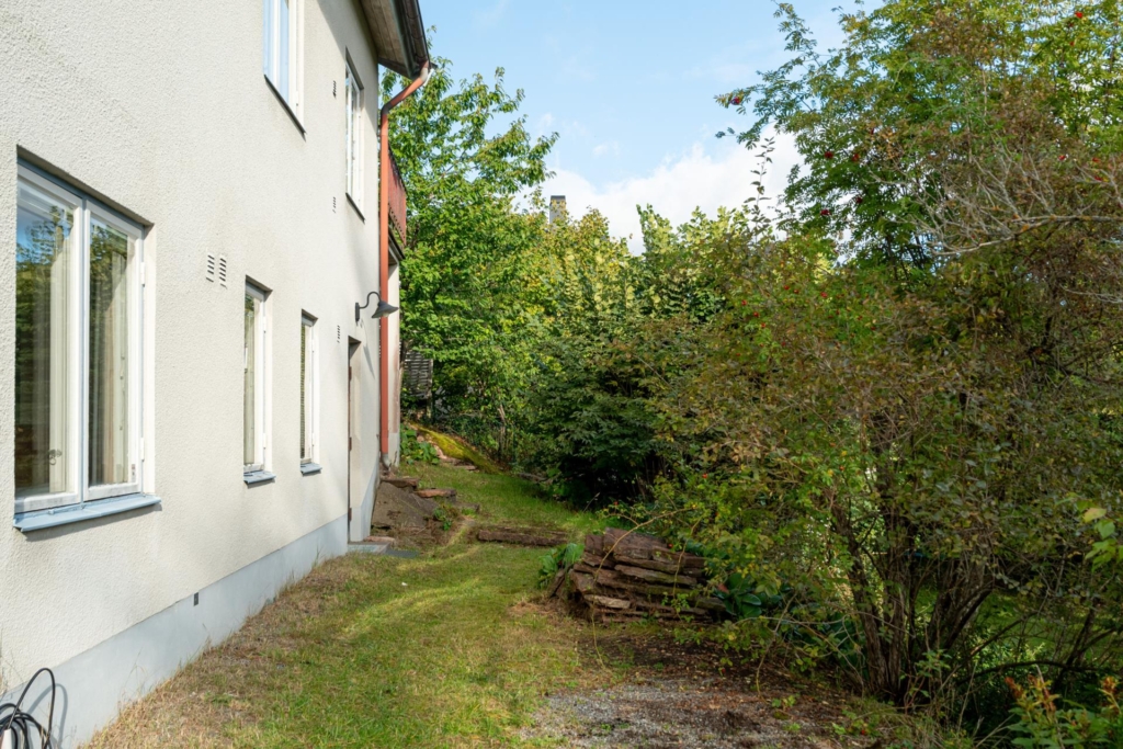 Charmig 50-talsvilla i hjärtat av Edsviken – Stor och solig hörntomt!