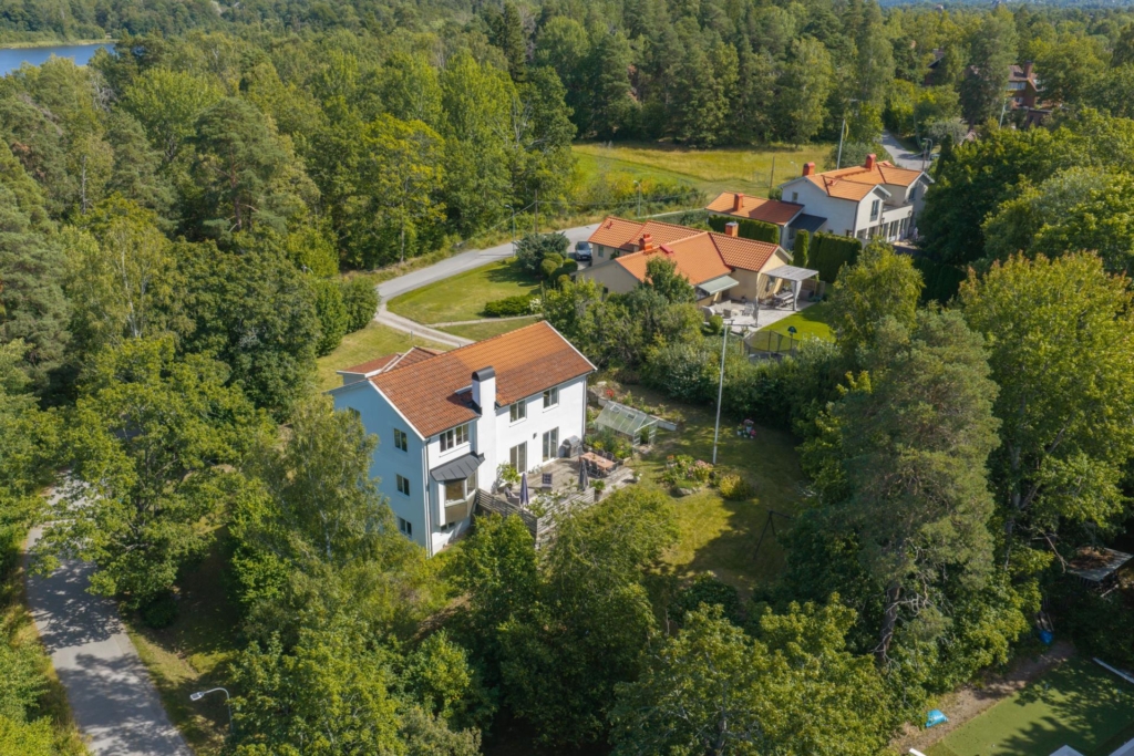 Rymlig, charmig & putsad 40-talsvilla byggd i vinkel. Privat & insynsskyddat läge vid naturreservat.