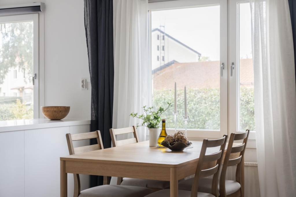 Renoverat radhus i toppskick med moderna badrum & kök. Skyddat läge mot parkliknande allmänning.