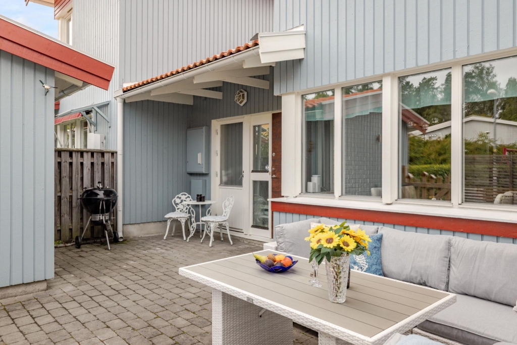 Trivsamt radhus med inglasat uterum och mysiga uteplatser på båda sidor
