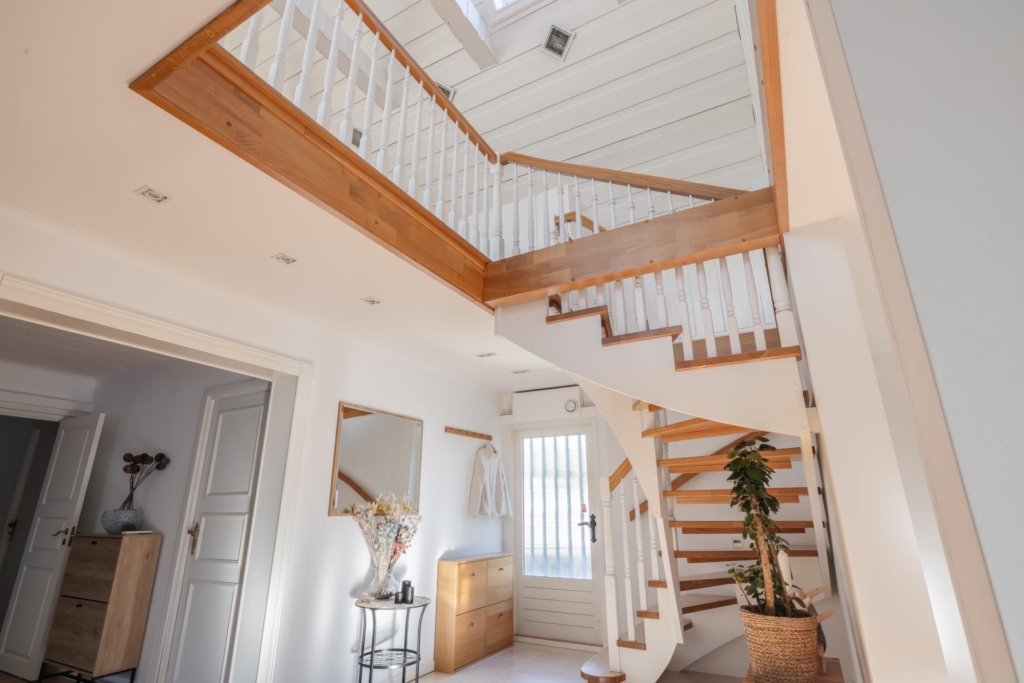 Rymlig villa med uthyrningsdel intill grönskande natur