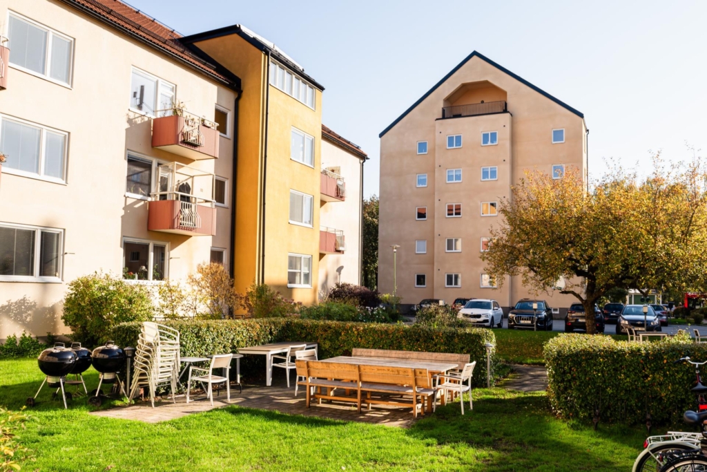 Representativ femma om 141 kvm med öppen spis, två balkonger och två entréer