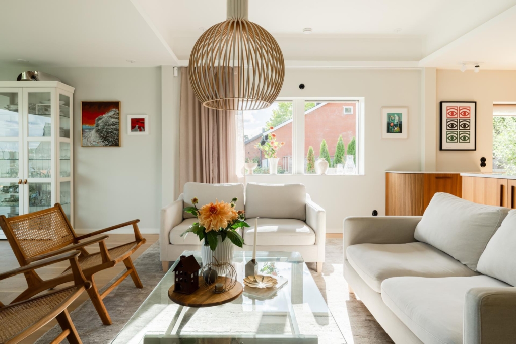 Topprenoverad villa med stor plan tomt och vacker utsikt över Edsviken.