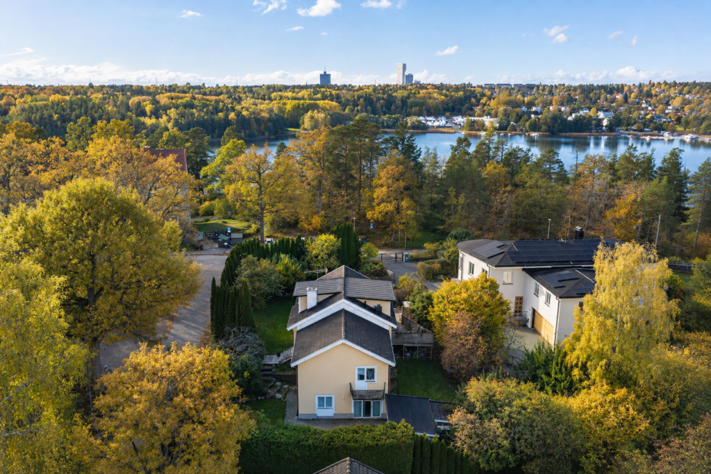 Sjönära och fantastiskt rymlig 50-talsvilla med sydvästvänd tomt samt badrockavstånd till Edsviken.