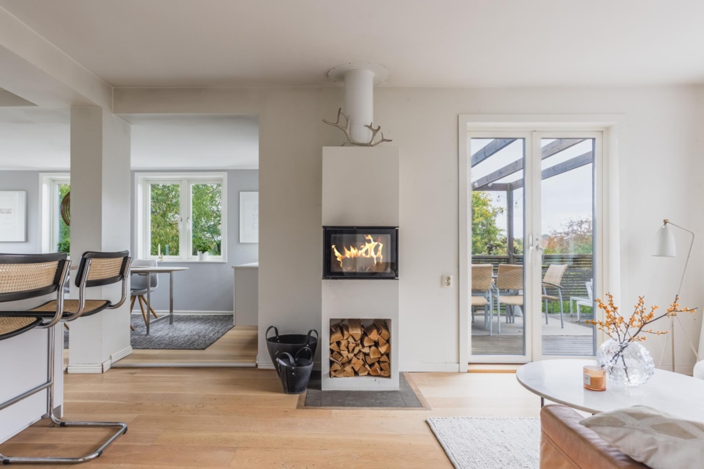 Välskött villa med generösa sällskapsytor, två braskaminer och härliga uteplatser!