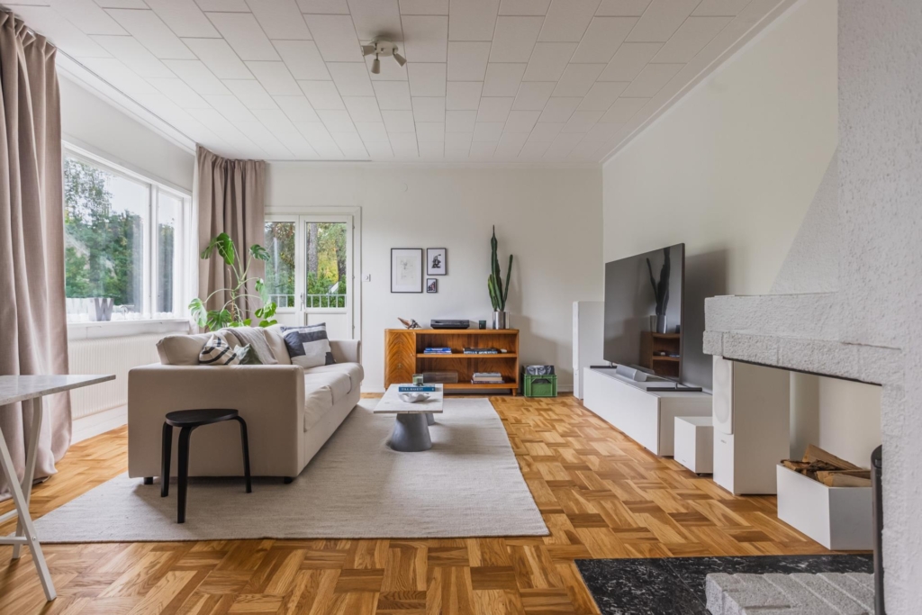 Välskött villa med generösa sällskapsytor, två braskaminer och härliga uteplatser!