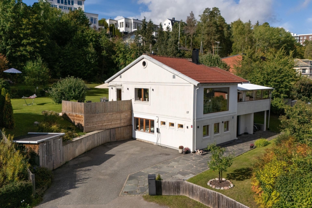 Topprenoverad villa med stor plan tomt och vacker utsikt över Edsviken