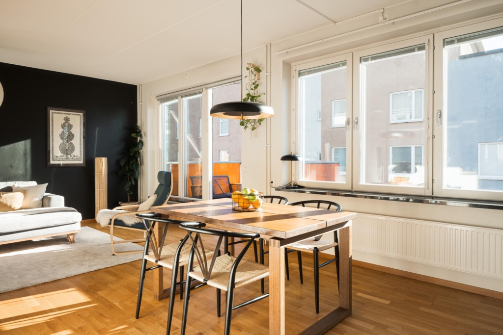 Ljus fyra högt upp i huset – två balkonger, varav en i söderläge!