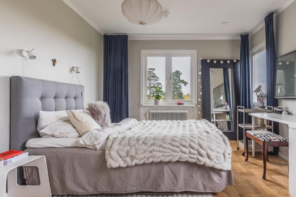 Välskött villa med generösa sällskapsytor, två braskaminer och härliga uteplatser!