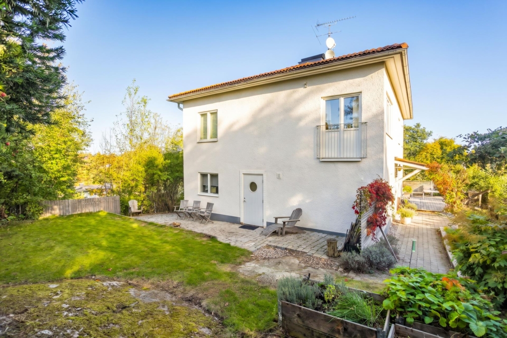 Välskött villa med generösa sällskapsytor, två braskaminer och härliga uteplatser!