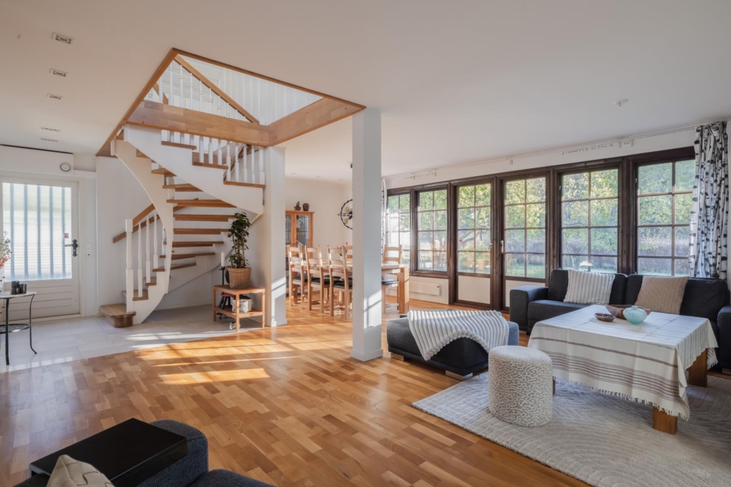 Rymlig villa med uthyrningsdel intill grönskande natur