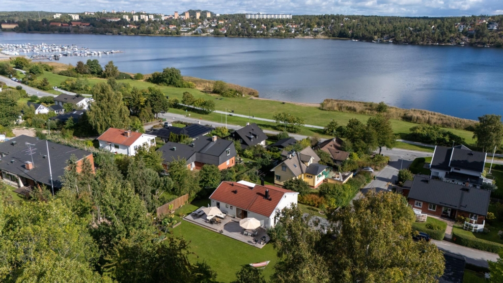 Topprenoverad villa med stor plan tomt och vacker utsikt över Edsviken.