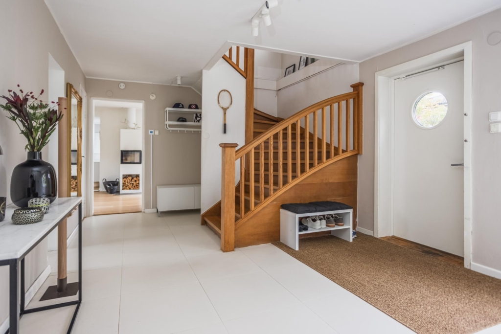 Välskött villa med generösa sällskapsytor, två braskaminer och härliga uteplatser!