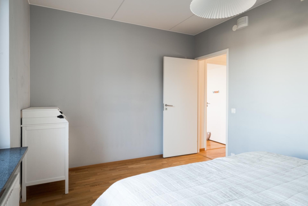 Ljus fyra högt upp i huset – två balkonger, varav en i söderläge!