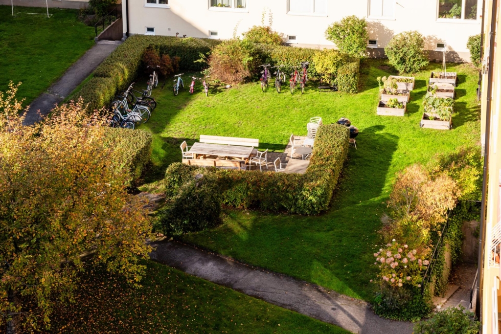 Representativ femma om 141 kvm med öppen spis, två balkonger och två entréer
