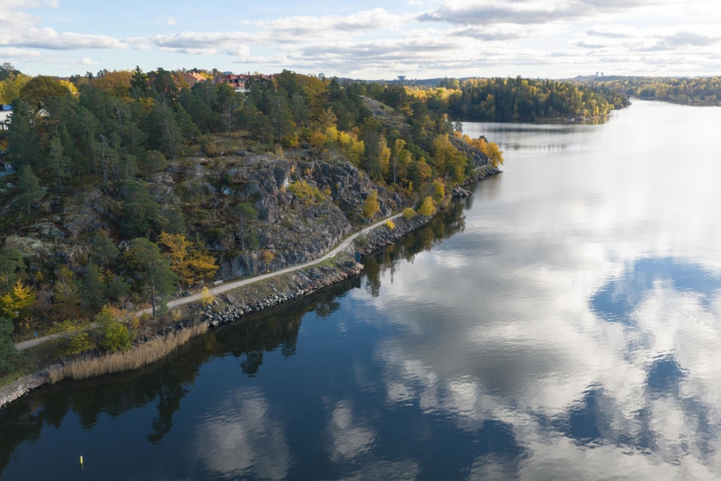 Sjönära och fantastiskt rymlig 50-talsvilla med sydvästvänd tomt samt badrockavstånd till Edsviken.