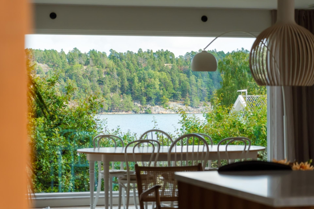 Topprenoverad villa med stor plan tomt och vacker utsikt över Edsviken.