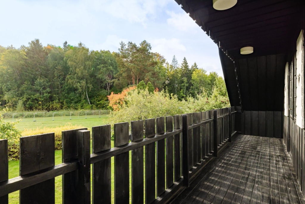 Rymlig villa med uthyrningsdel intill grönskande natur