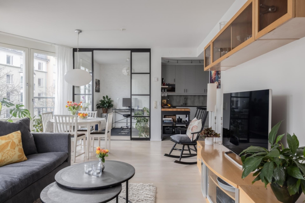 Ljus och smakfullt inredd trea med centralt Sjöstadsläge!