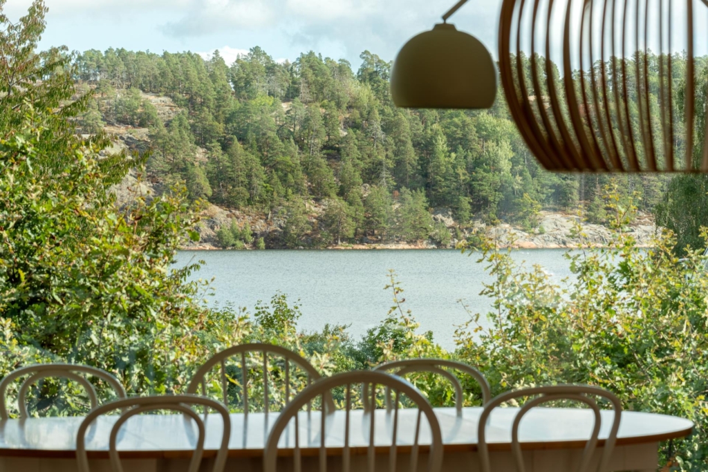 Topprenoverad villa med stor plan tomt och vacker utsikt över Edsviken.
