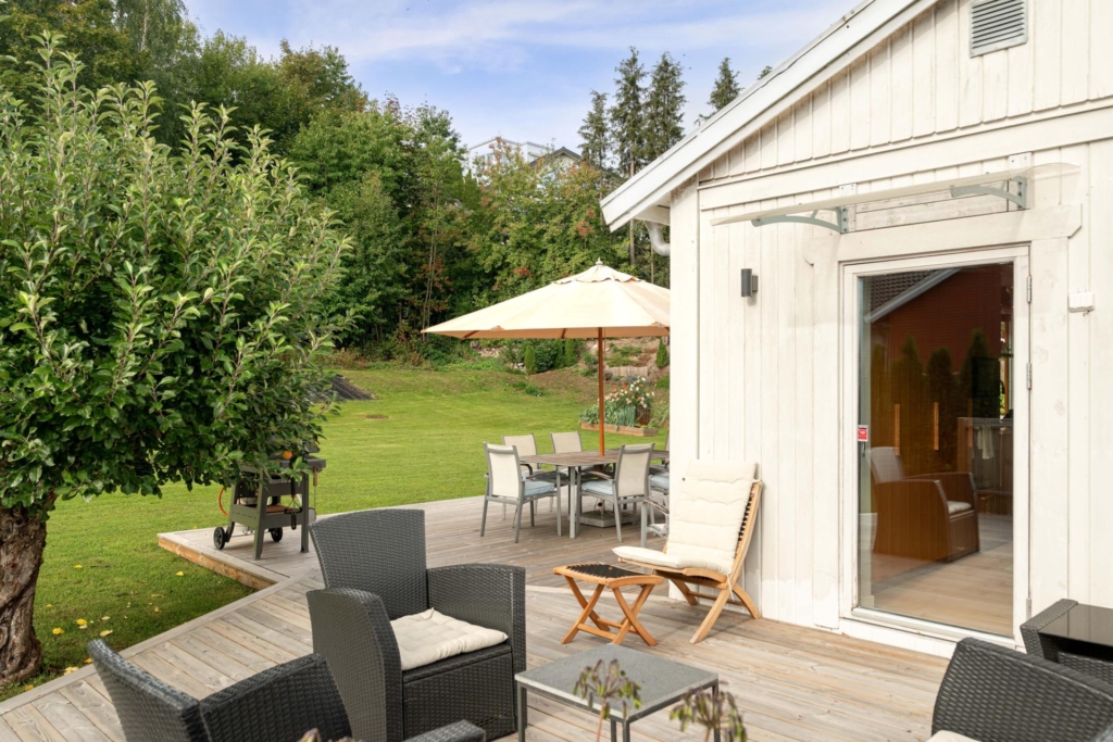 Topprenoverad villa med stor plan tomt och vacker utsikt över Edsviken